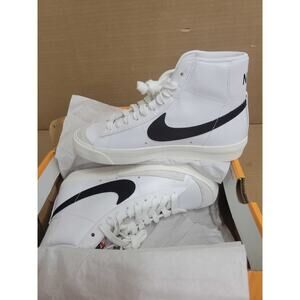 NWT Nike Women’s Basketball Shoes White/Black Size 6